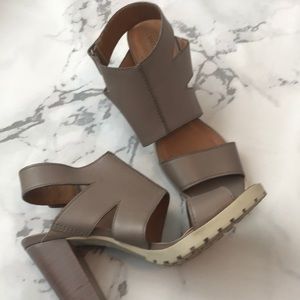 Saks Fifth Avenue Size 8 Heels